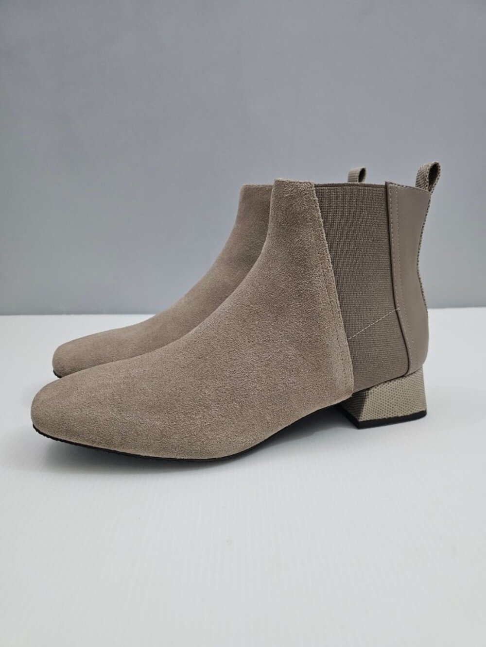 Donald Pliner Travis Chelsea Ankle Boot Women 8.5 Taupe Suede Block Heel Neutral